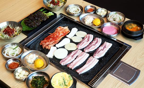 돌판 위의 삼겹살과 김치의 찰떡궁합, 끝내주죠!